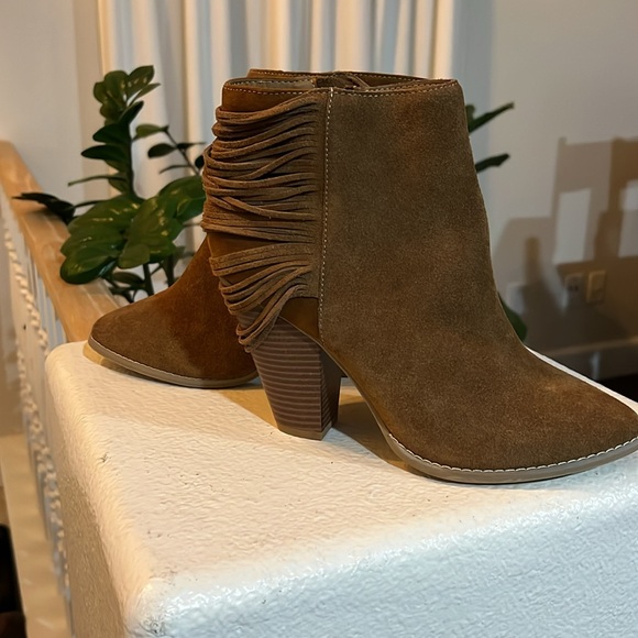 70 POST PARIS Indya Suede Booties Back Draped Fringe Heeled Tan 9.5 - Picture 1 of 10
